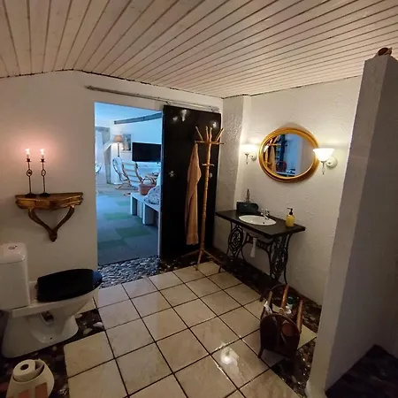 Forfatterhuset 2 Personer Inkl Morgenmad Og Adgang Til 6 Svommehaller * Nørre Nebel